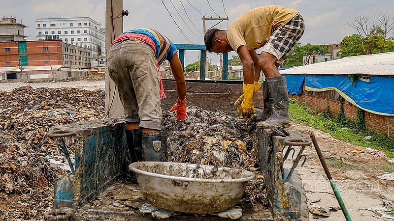 হেমায়েতপুরে চামড়া শিল্প নগরীতে ট্যানারির বর্জ্য পাওয়ার টিলারে করে এনে ফেলা হচ্ছে কেন্দ্রীয় বর্জ্য পরিশোধনাগারের (সিইটিপি) পাশের উন্মুক্ত জায়গায়