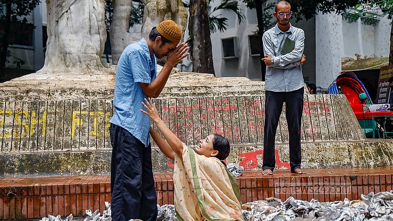 ঢাকা বিশ্ববিদ্যালয়ের অপরাজেয় বাংলার পাদদেশে বৃহস্পতিবার ‘মুখোমুখি’ নামের নাটকে অভ্যুত্থানে সন্তান হারানো এক মায়ের চরিত্রে এক অভিনেতা
