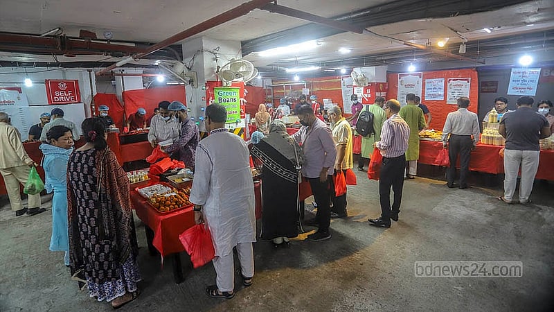 রাজধানীর বেইলি রোডের ইফতার বাজার; এক সময় এই বাজার জমজমাট হলেও এখন নেই সেই জৌলুস