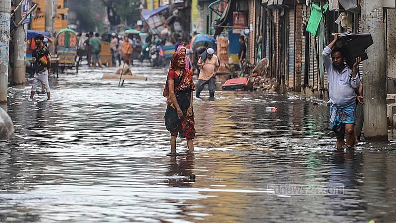 রাজধানীর উত্তর জুরাইনের এক কিলোমিটারের ‘পাইপ রাস্তা’ প্রায় দুই বছর ধরে তলিয়ে আছে নোংরা পানিতে