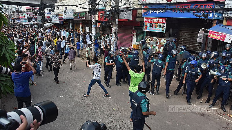 চট্টগ্রামের মুরাদপুরে মঙ্গলবার বিকালে কোটা বিরোধী শিক্ষার্থীদের সঙ্গে সরকারদলীয় সংগঠনের কর্মীদের সংঘর্ষের সময় পুলিশকে লক্ষ্য করে ইটপাটকেল ছুঁড়ে আন্দোলনকারীরা