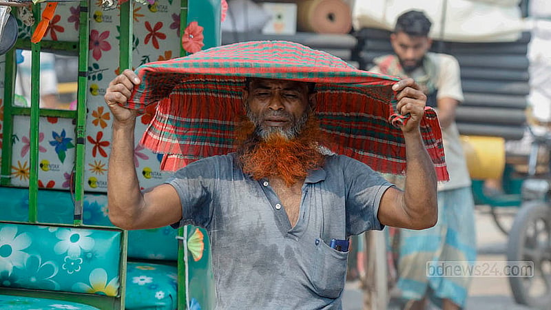 মাথার ওপর আগুনের হলকা ছড়াচ্ছে সূর্য। মাথা বাঁচাতে হাতে যা আছে, তা দিয়েই রোদ ঠেকানোর চেষ্টা