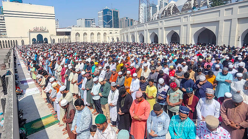 রোজার মাসের প্রথম জুমায় বায়তুল মোকাররম জাতীয় মসজিদে নামাজ আদায় করে হাজারো মানুষ