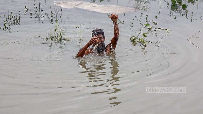 বর্ষাকালে তুরাগে দেখা যায় নতুন পানি; অনেকেই এ সময় নদীটিতে মাছ ধরেন