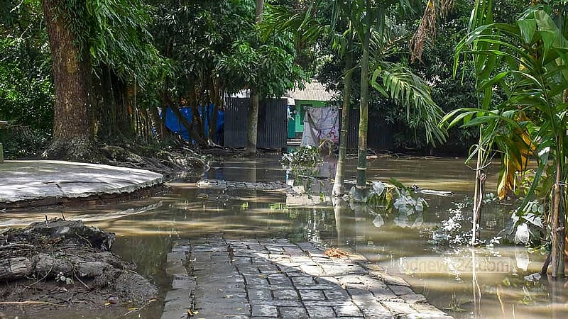 আকস্মিক বন্যার সপ্তম দিনে ফেনীর সোনাগাজী এলাকায় কমতে শুরু করেছে বানের পানি