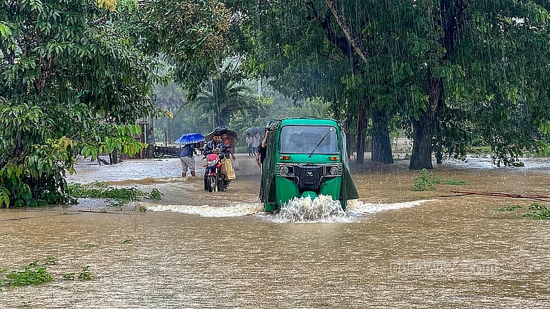 টানা বৃষ্টিতে খাগড়াছড়ি-লংগদু সড়কের হেডকোয়ার্টার এলাকা প্লাবিত হয়েছে, তার মধ্যে দিয়েই চলাচল করছে যানবাহন