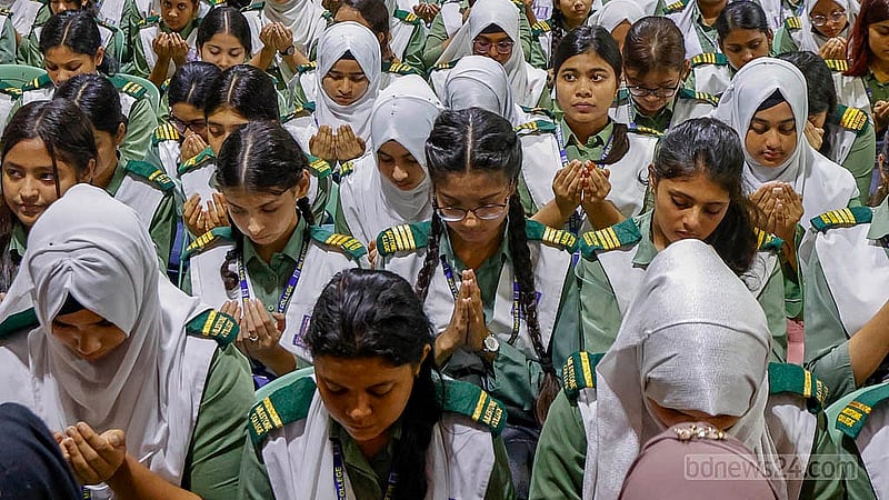 বিমান বিধস্তের ঘটনায় হতাহতদের স্মরণে রোববার উত্তরায় মাইলস্টোন স্কুলের মিলনায়তনে দোয়া মাহফিলে শিক্ষার্থীরা