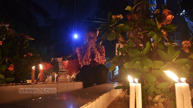 ‘অল সোলস ডে’-তে মৃতদের আত্মার শান্তি কামনায় চট্টগ্রামের পাথরঘাটা চার্চের একটি সমাধিতে মোমবাতি প্রজ্জ্বলন শেষে প্রার্থনায় এক নারী