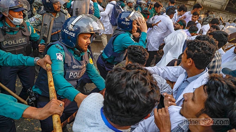 শাহবাগ থেকে সচিবালয় যাওয়ার পথে রোববার বিকালে শিক্ষাভবনে সামনে পুলিশের ব্যারিকেড সরানোর চেষ্টায় ম্যাটস শিক্ষার্থীরা