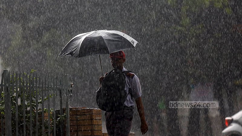 বৃষ্টি থামার লক্ষণ না থাকায় বুধবার ঢাকা বিশ্ববিদ্যালয় এলাকায় ছাতা মাথায় গন্তব্যে রওনা হন অনেকেই