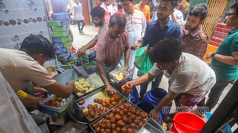 হিন্দু সম্প্রদায়ের পঞ্জিকা অনুযায়ী পহেলা বৈশাখ মঙ্গলবার হওয়ায় এদিন হালখাতা করেন তাঁতীবাজারের ব্যবসায়ীরা। ফলে মিষ্টির দোকানে লেগে যায় ভিড়