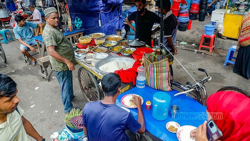 ঢাকা মেডিকেল কলেজ হাসপাতালের সামনে ফুটপাতে বিক্রি হয় নানা পদের খাবার