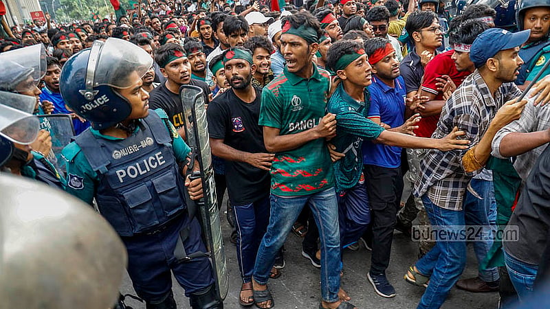 চাকরিতে কোটা সংস্কারের দাবিতে বৃহস্পতিবার শাহবাগ অবরোধের পর আন্দোলনকারীরা মিছিল নিয়ে সামনে এগোলে পিছু হটতে বাধ্য হয় পুলিশ