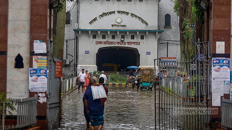 টানা বৃষ্টির কারণে বুধবার জলাবদ্ধতা তৈরি হয় ঢাকা মেডিকেল কলেজ হাসপাতালের সামনে