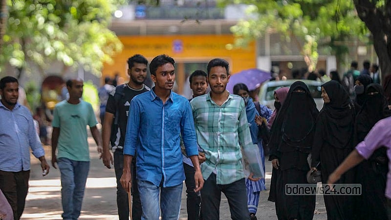 ঢাকা বিশ্ববিদ্যালয় দীর্ঘ সাড়ে তিন মাস বন্ধ থাকার পর রোববার খুললে কলা ভবনের সামনে দলবেঁধে শিক্ষার্থীরা কেউ যাচ্ছেন ক্লাসে কেউ, আবার অনেকেই ক্লাস শেষে ফিরছেন
