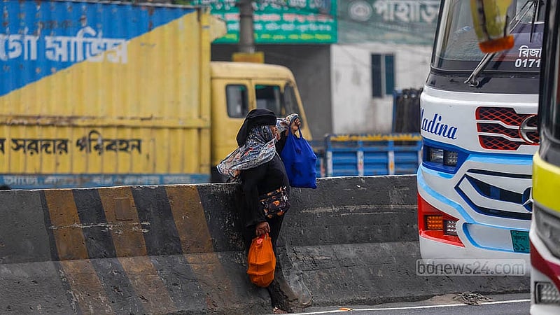 ঢাকা-চট্টগ্রাম মহাসড়কে সড়ক বিভাজক মারিয়ে রাস্তা পার হচ্ছে মানুষ। ঝুঁকি জেনেও প্রতিনিয়ত এভাবেই রাস্তা পার হন অনেকে