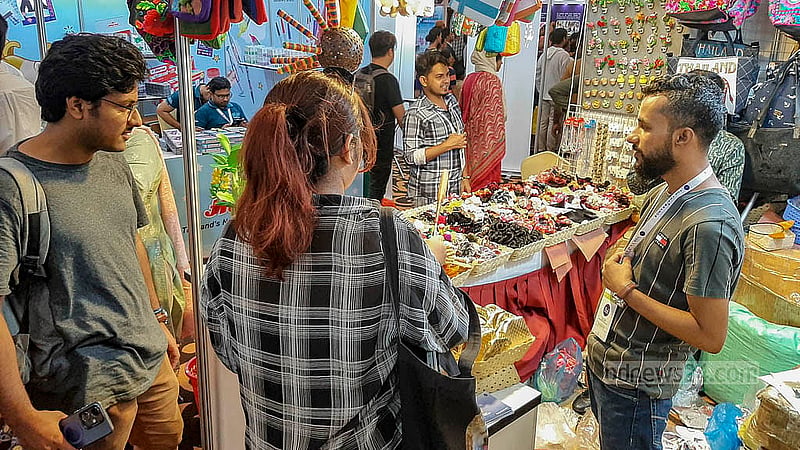 ঢাকার সোনারগাঁও হোটেলে থাই মেলার শেষ দিন শনিবার ক্রেতা-দ্শনার্থীদের উপচেপড়া ভিড়
