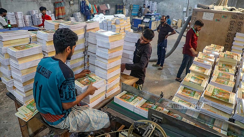 ঢাকা মাতুয়াইল এলাকার একটি ছাপাখানায় বই বাঁধাই শেষে কাটিংয়ের কাজ চলছে