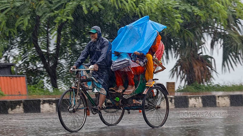 হাতিরঝিল এলাকায় রোবাবর দুপুরে ঝুম বৃষ্টিতে যাত্রী নিয়ে এক রিকশাচালক