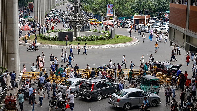 সরকারি চাকরিতে কোটা ব্যবস্থা সংস্কারের বুধবার কাওয়ান বাজার মোড় আবরোধ করেন আন্দোলনকারীরা