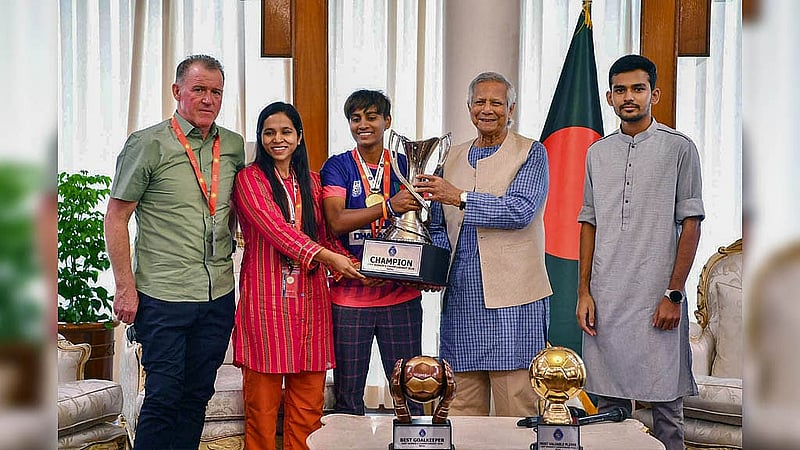 রাষ্ট্রীয় অতিথি ভবন যমুনায় শনিবার প্রধান উপদেষ্টা মুহাম্মদ ইউনূসের সঙ্গে চ্যাম্পিয়ন ট্রফিসহ ফটোসেশনে অংশ নেন নারী ফুটবল দলের অধিনায়ক সাবিনা খাতুন
