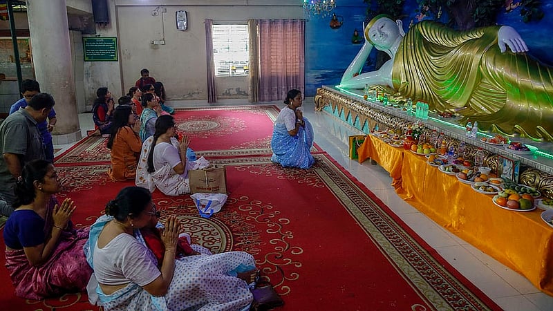 বুদ্ধ পূর্ণিমা উপলক্ষে রোববার রাজধানীর সবুজবাগে ধর্মরাজিক বৌদ্ধ বিহারে বৌদ্ধ মূর্তির সামনে প্রার্থনারত পুণ্যার্থীরা