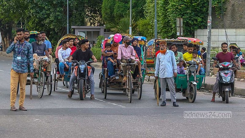 পুলিশবিহীন রাজধানীর সড়কে মঙ্গলবার ট্রাফিক নিয়ন্ত্রণের কাজ করছেন শিক্ষার্থী ও সাধারণ মানুষ।