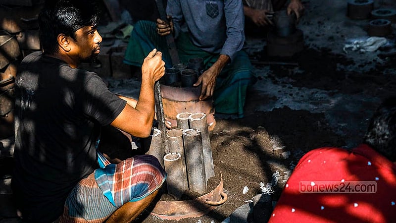ঢালাই লোহার চাহিদা থাকলেও গ্যাসের চাপ কম থাকায় দিনের একটা বড় সময় কারখানা বন্ধ রাখতে হয় মালিকদের