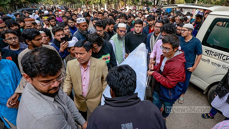 পূর্বাচল উপশহরের ৩০০ ফুট সড়কে বৃহস্পতিবার গভীররাতে প্রাইভেট কার চাপায় নিহত বুয়েট শিক্ষার্থী মুহতাসিম মাসুদের মৃতদেহ অ্যাম্বুলেন্স করে ক্যাম্পাসে আনা হয় জানাজার জন্য