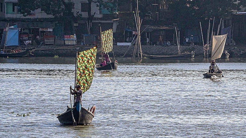 কেরানীগঞ্জে বুড়িগঙ্গার মিল ব্যারাক ঘাট থেকে চলছে খেয়া পারাপারের পালতোলা নৌকা ।