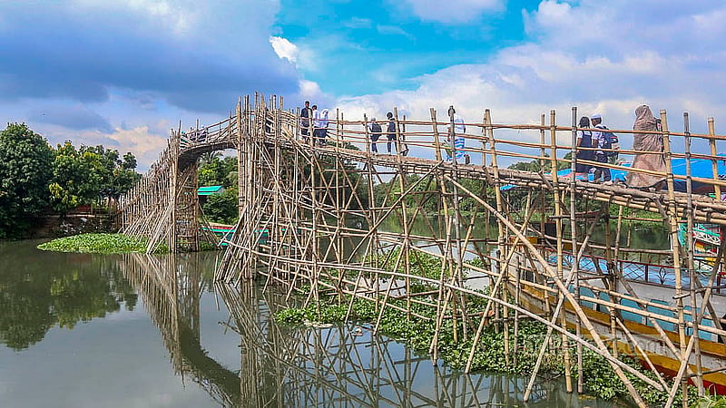নাসিরাবাদ ইউনিয়ন ঢাকা দক্ষিণ সিটি করপোরেশনে ৭৫ নম্বর ওয়ার্ড হলেও এখনো নাগরিক সব থেকে বঞ্চিত। নয়াপাড়া, দাশেরকান্দিসহ কয়েক এলাকার বাসিন্দাদের প্রতিনিয়ত চলাচল করতে হয় নড়াই নদীর ওপর ঝুকিপূর্ণ বাঁশের এ সাঁকো দিয়ে