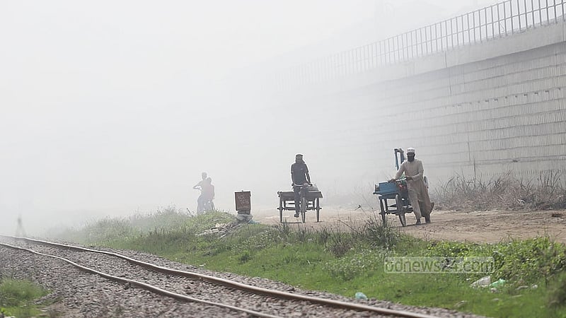 ঢাকার শ্যামপুরের কলকারখানার ধোঁয়ায় ডুবেছে চারপাশ। এর মধ্যে দিয়েই প্রতিনিয়ত মানুষের চলাচল, বসবাস