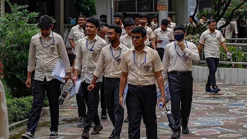 সিদ্ধেশ্বরী গার্লস কলেজের পরীক্ষা কেন্দ্রে পরীক্ষা শেষে শিক্ষার্থীরা