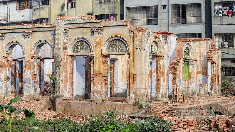 পুরান ঢাকার গেন্ডারিয়ার দীননাথ সেন রোডের এই স্থাপনাটি ভেঙে ফেলা হয়েছে