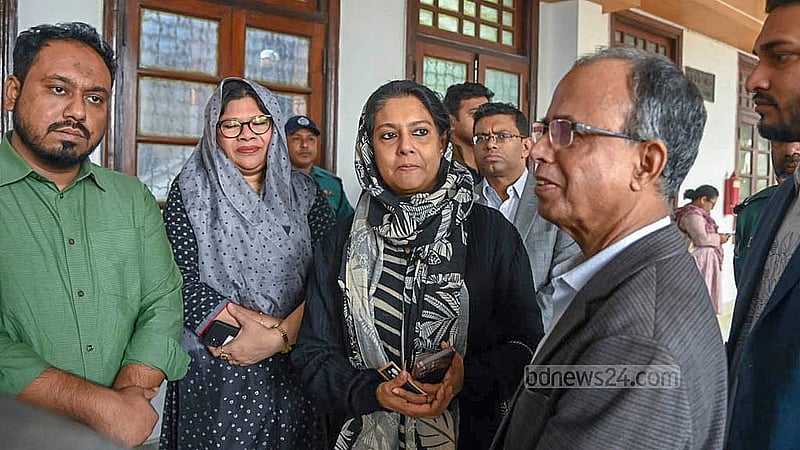 অন্তর্বর্তীকালীন সরকারের উপদেষ্টা হাসান আরিফের জানাজা শেষে শনিবার সুপ্রিম কোর্ট প্রাঙ্গণে সাংবাদিকদের সঙ্গে কথা বলেন উপদেষ্টা সৈয়দা রিজওয়ানা হাসান