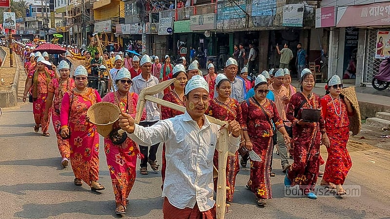 নতুন বছরকে বরণ ও পুরনোকে বিদায় জানাতে মঙ্গলবার খাগড়াছড়ি জেলা শহরে বৈসাবি শোভাযাত্রায় ঐতিহ্যবাহী পোশাক, অলঙ্কার আর বাদ্যযন্ত্র নিয়ে অংশ নেন চাকমা, মারমা ও ত্রিপুরা নৃগোষ্ঠীর মানুষ