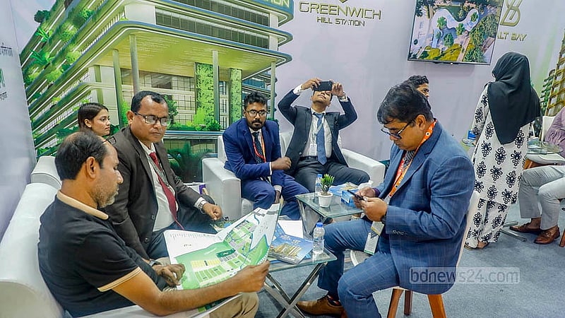 ঢাকার ইন্টারন্যাশনাল কনভেনশন সিটি বসুন্ধরায় বৃহস্পতিবার ১২তম এশিয়ান ট্যুরিজম ফেয়ারে বিভিন্ন স্টল ঘুরে দেখছে দর্শনার্থীরা। মেলা চলবে শনিবার পর্যন্ত