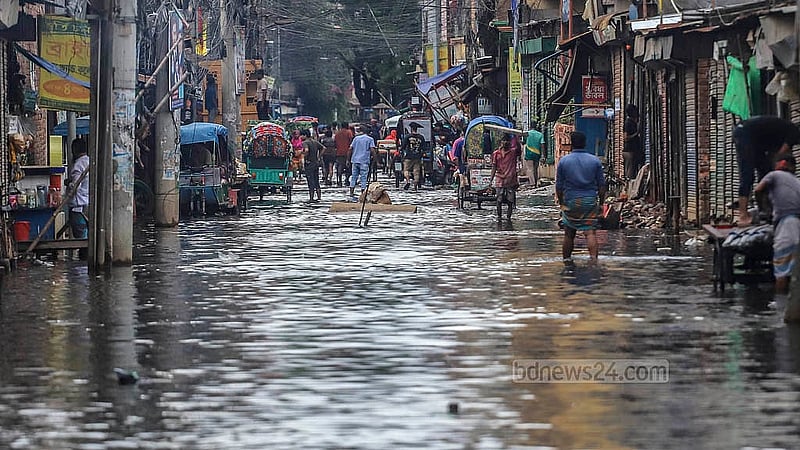 রাজধানীর উত্তর জুরাইনের এক কিলোমিটারের ‘পাইপ রাস্তা’ প্রায় দুই বছর ধরে তলিয়ে আছে নোংরা পানিতে