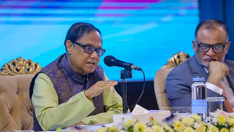 ঢাকার ওসমানী স্মৃতি মিলনায়তনে মঙ্গলবার বাজেটোত্তর সংবাদ সম্মেলনে সাংবাদিকদের প্রশ্নের উত্তর দেন বাংলাদেশ ব্যাংকের গভর্নর আহসান এইচ মনসুর