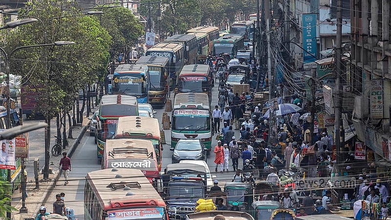 পুরান ঢাকার নর্থসাউথ রোডে দিনভর লেগে থাকে তীব্র যানজট