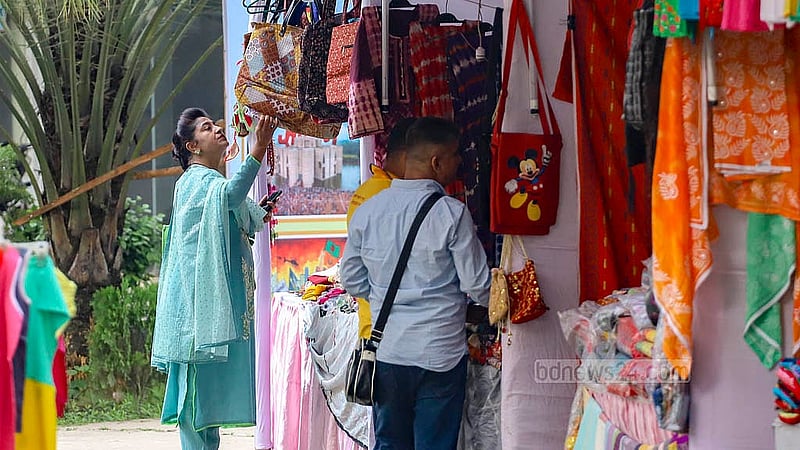 বাংলা একাডেমি প্রাঙ্গণে শনিবার থেকে শুরু হওয়া যুবমেলায় স্টলে স্টলে পচ্ছন্দের পণ্য দেখছেন ক্রেতা-দর্শনার্থীরা