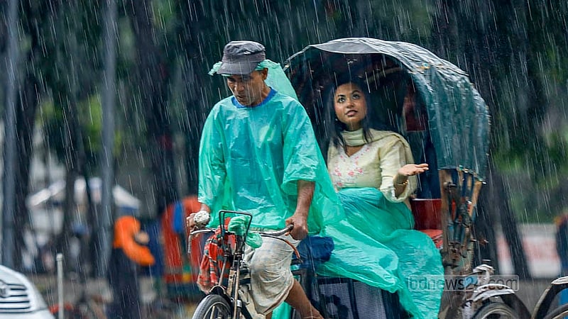 জ্যৈষ্ঠের দুপুরে হঠাৎ বৃষ্টিতে রিকশা বসে বৃষ্টি ছোঁয়ার চেষ্টায় এক তরুণী