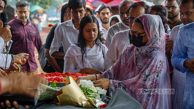 বরেণ্য শিল্পী ফরিদা পারভীনকে শেষবারের মত দেখতে রোববার অনেকেই আসেন কেন্দ্রীয় শহীদ মিনার প্রাঙ্গণে