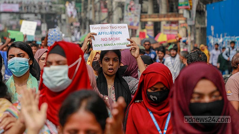 ঢাকা বিশ্ববিদ্যালয়ের অধিভুক্তি থেকে মুক্তি এবং স্বতন্ত্র বিশ্ববিদ্যালয়ে রূপান্তরের দাবিতে সোমবার প্ল্যাকার্ড হাতে এক শিক্ষার্থী