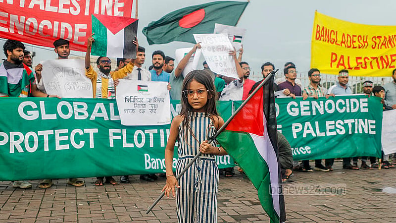 গাজায় ত্রাণ নিয়ে যাওয়া গ্লোবাল সুমুদ ফ্লোটিলা নৌবহরে আটকে দেওয়া ও ইসরায়েলি আগ্রাসনের প্রতিবাদে শুক্রবার ঢাকায় বিক্ষোভ ও সমাবেশে ফিলিস্তিনের পতাকা হাতে এক শিশু