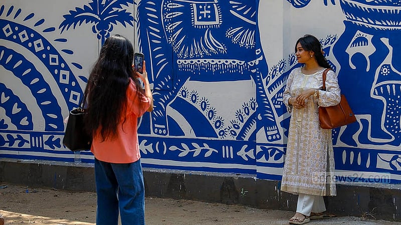 ঢাকা বিশ্ববিদ্যালয়ের চারুকলা অনুষদে রোববার শেষ সময়ের প্রস্তুতি দেখতে সেছেন অনেকে। তাদের কেউ কেউ নিজেদের ছবিও তুলছেন