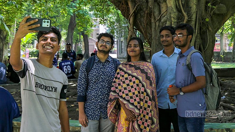 দীর্ঘ সময় শিক্ষার্থীদের আনাগোনায় মুখরিত ঢাকা বিশ্ববিদ্যালয় ক্যাম্পাস