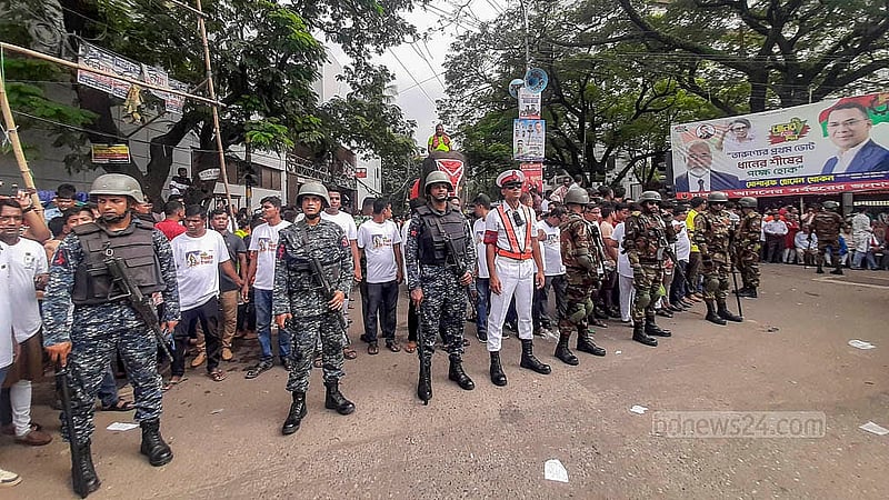 শ্রীকৃষ্ণের জন্মতিথিতে শনিবার পলাশীর মোড়ে থেকে বের হওয়া শোভাযাত্রার নিরাপত্তায় দেখা যায় তিন বাহিনীর সদস্যদের