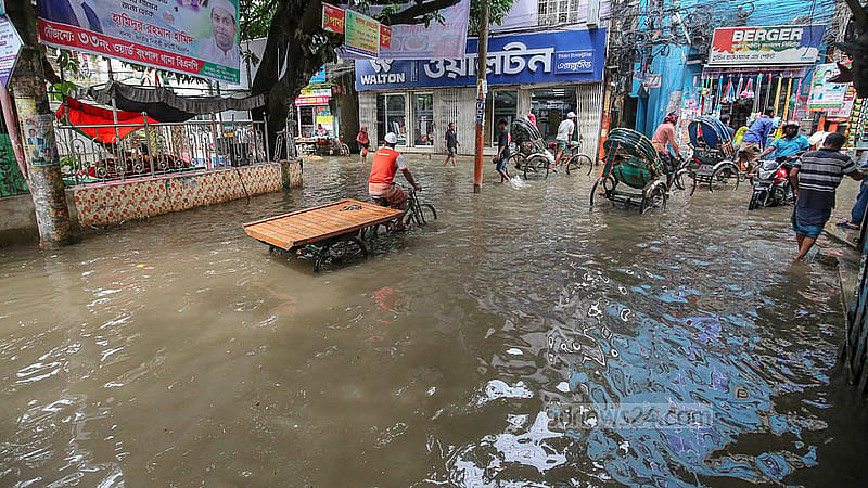 ঢাকায় সোমবার ভোর থেকে টানা বৃষ্টির কারণে ডুবে যায় পুরান ঢাকার আগা সাদেক সড়ক। সেখানে হাঁটু পানি মাড়িয়ে চলতে দেখায় স্থানীয় লোকজন ও পথচারীদের