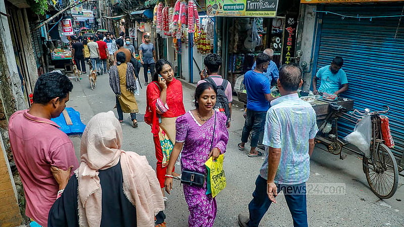 দুর্গাপূজার আগ দিয়ে ঢাকার বিভিন্ন এলাকার লোকজন কেনাকাটার জন্য চলে আসেন শাঁখারিবাজারে। সেখানে পূজার যাবতীয় উপকরণ পাওয়া যায় সহজেই